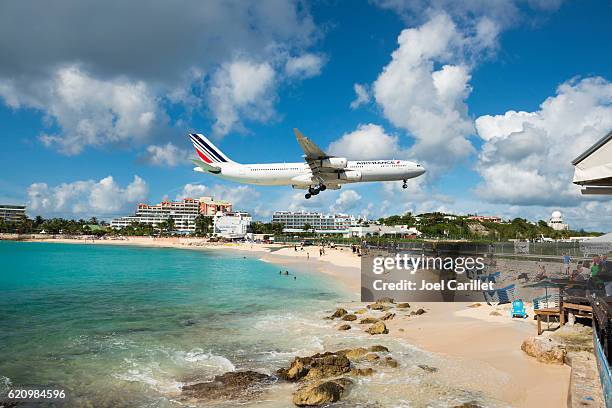 air france flying over maho beach, st. maarten - air france stockfoto's en -beelden