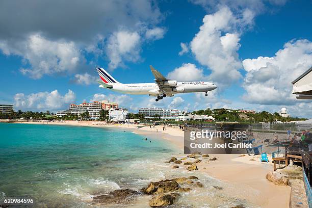 air france flying over maho beach, st. maarten - air france stock pictures, royalty-free photos & images