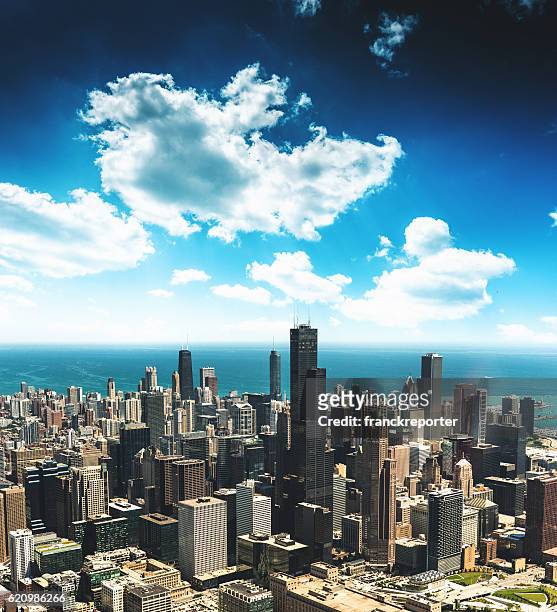 vista aérea del horizonte de chicago - millennium park chicago fotografías e imágenes de stock