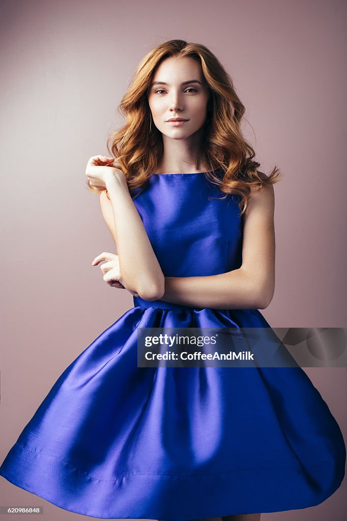 Schöne Frau mit blauen Kleid 