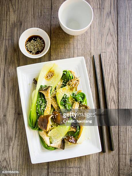 bok choy and mushroom stir-fried - close up of bok choy bildbanksfoton och bilder