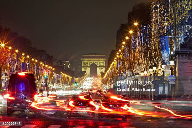 traffic along the champs elysees at christmas - シャンゼリゼ通り ストックフォトと画像