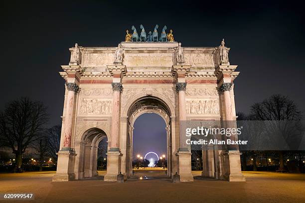 arch de triomphe du carrousel illuminated at night - arc de triomphe du carrousel stock pictures, royalty-free photos & images