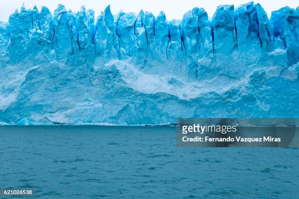 massive ice towers on the front edge of the perito moreno glacier - collapsing stock-fotos und bilder