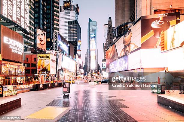 time square at daybreak - times square manhattan photos et images de collection