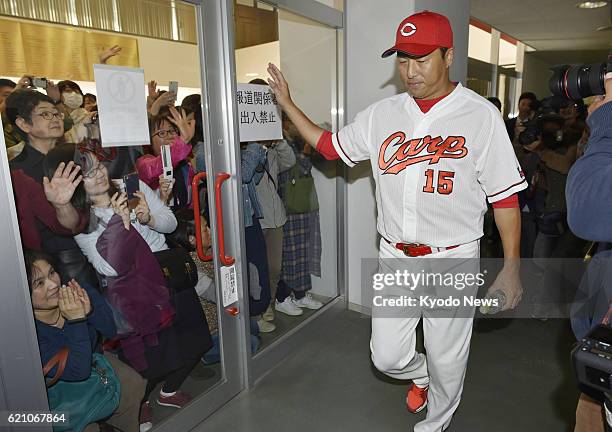 Retired Hiroshima Carp right-hander Hiroki Kuroda waves to his fans after a press conference in the western Japan city of Hiroshima on Nov. 4, 2016....