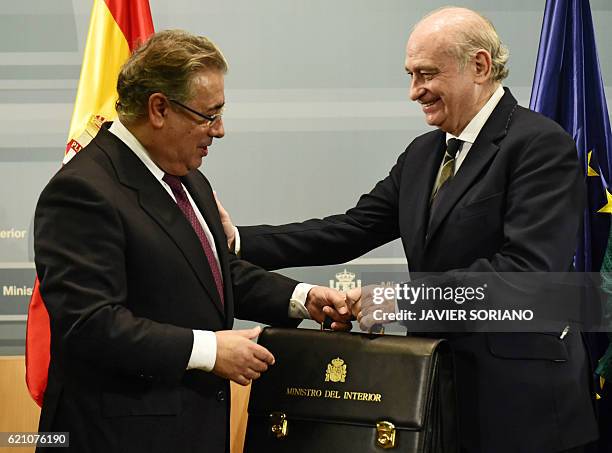Briefcase Hand Off Hand Off Briefcase Fotografías e imágenes de stock - Getty Images
