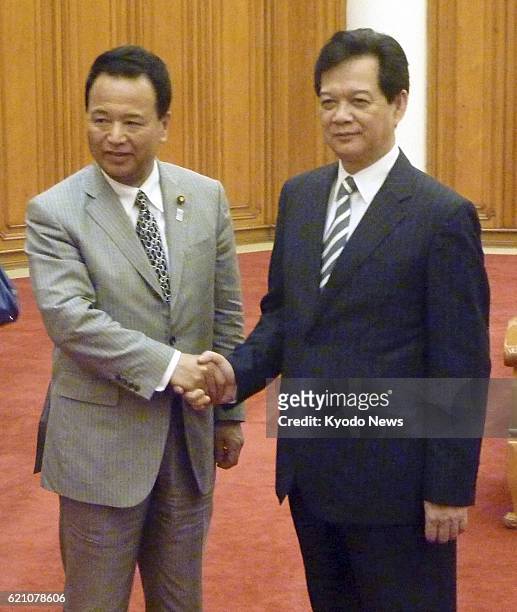 Vietnam - Japanese economic revitalization minister Akira Amari shakes hands with Vietnamese Prime Minister Nguyen Tan Dung in Hanoi on May 3, 2013.