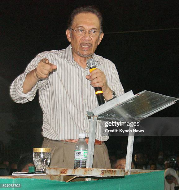 Malaysia - Former Malaysian Deputy Prime Minister Anwar Ibrahim, an opposition leader, speaks in Sungai Petani in Malaysia's Kedah state on May 3...