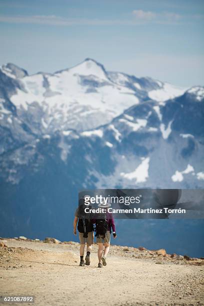 couple walking at the top of the world, whistler. canada - mont blackcomb photos et images de collection