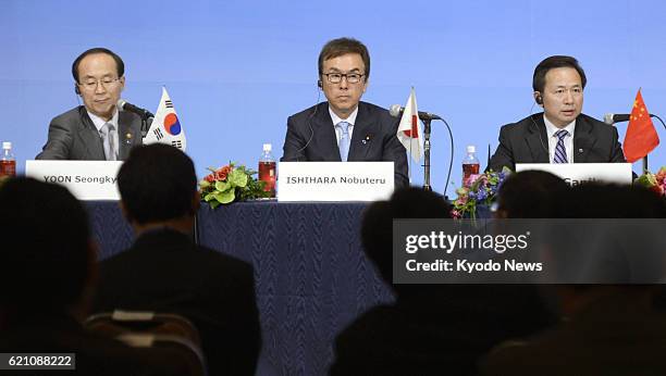 Japan - South Korean Environment Minister Yoon Seong Kyu, Japanese Environment Minister Nobuteru Ishihara and China's vice minister for environmental...