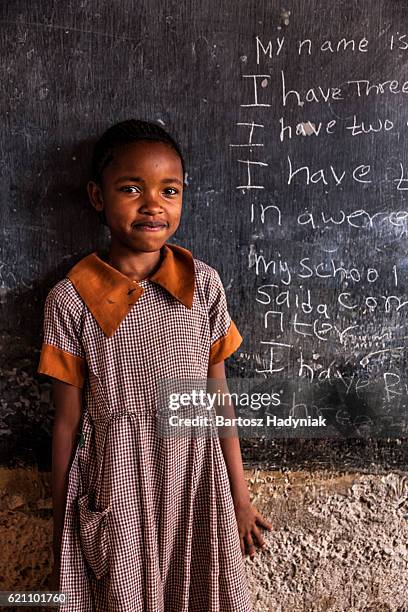 la bambina africana sta imparando la lingua inglese, orfanotrofio in kenya - casa famiglia foto e immagini stock