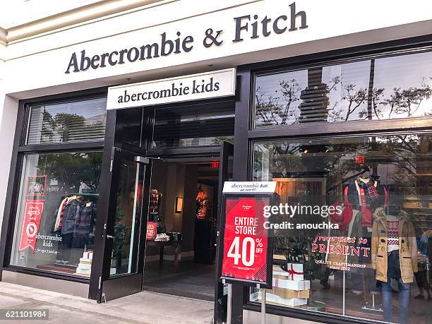 weihnachtsverkauf bei abercrombie & fitch kids, santa monica - abercrombie and fitch stock-fotos und bilder