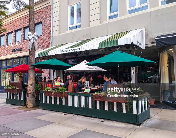 menschen essen im café, santa monica, usa - 3rd street stock-fotos und bilder