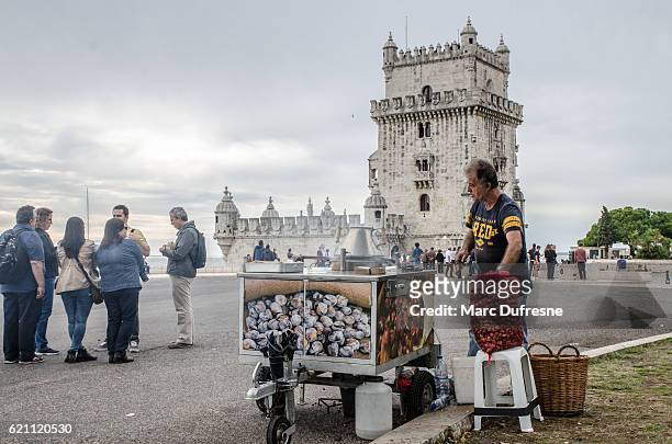 turm von belém in lissabon, portugal - maroni stock-fotos und bilder