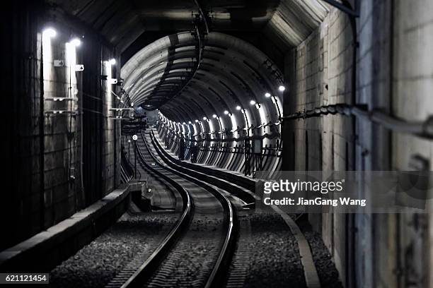 tunnel della metropolitana  - subway train foto e immagini stock