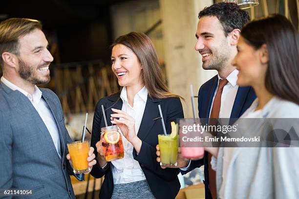 equipo de negocios tomando un descanso y bebiendo batidos saludables - fiesta en la oficina fotografías e imágenes de stock