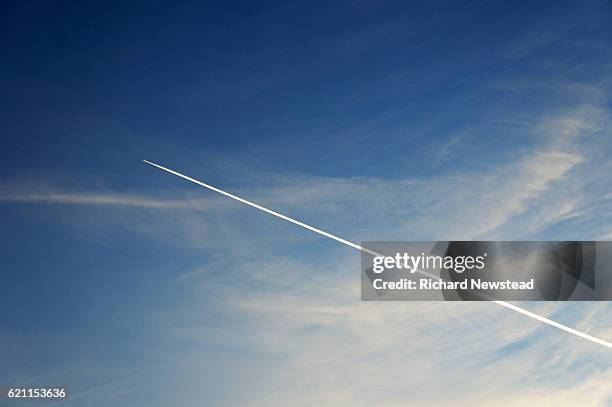 in flight - slipstream stock pictures, royalty-free photos & images