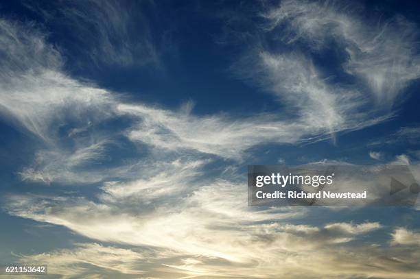 clouds in sky - cirrocúmulo fotografías e imágenes de stock
