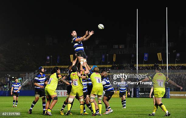 General view of a line out during the Anglo-Welsh Cup match between Bath Rugby and Leicester Tigers at Recreation Ground on November 4, 2016 in Bath,...