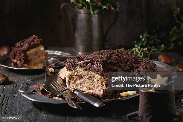 sliced christmas chocolate yule log - christmas log stock-fotos und bilder