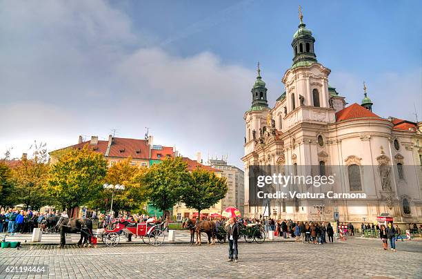 st. nicholas church in prague - vieja plaza de praga fotografías e imágenes de stock