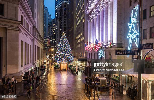 holiday lights at nyse - new york - broad street manhattan stock pictures, royalty-free photos & images