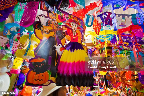 day of the dead decoration for sale in the large covered hidalgo market - guanajuato, mexico - all souls day 個照片及圖片檔