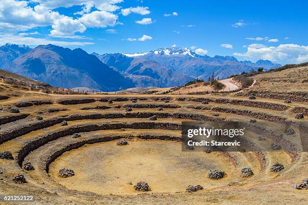 antiguas terrazas circulares incas en moray, perú - moray cusco fotografías e imágenes de stock