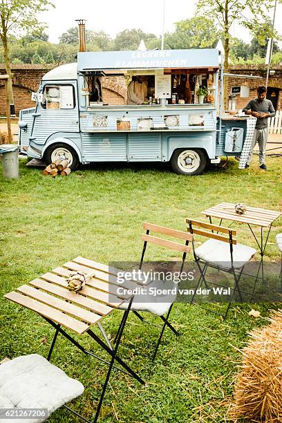 citroen hy clássico painel van food truck em um campo - sjoerd van der wal or sjo - fotografias e filmes do acervo