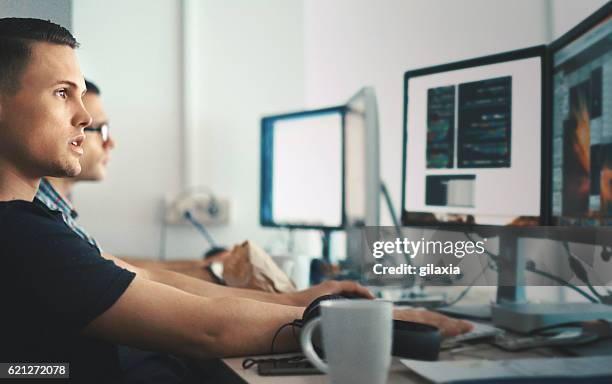 software developers. - mens en machine stockfoto's en -beelden