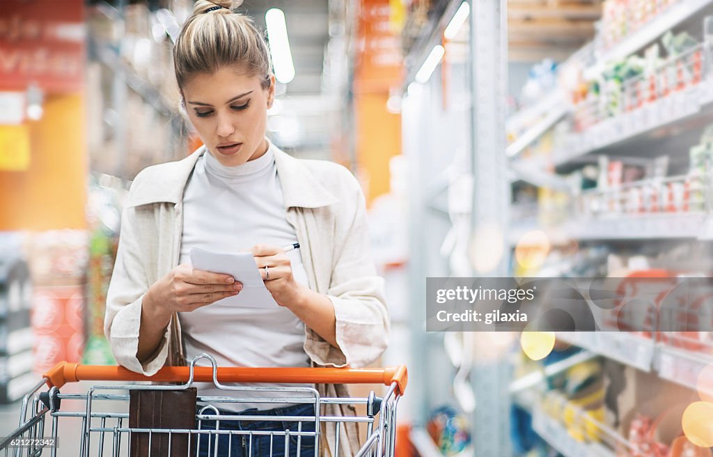 Frau in einem Supermarkt.