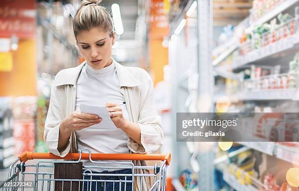 woman in a supermarket. - 名單 個照片及圖片檔