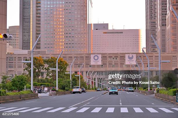 dusk of shinjuku tokyo - regierungsgebäude der präfektur tokio stock-fotos und bilder