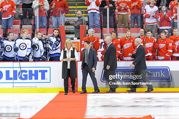 Cathy Howe Gordie Walker Photos and Premium High Res Pictures - Getty Images