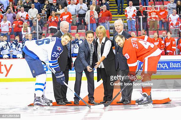 Detroit, MI Cathy Howe, Murray Howe, Marty Howe, and Mark Howe, the children of the late Hall of Fame and former Detroit Red Wing great Gordie Howe...