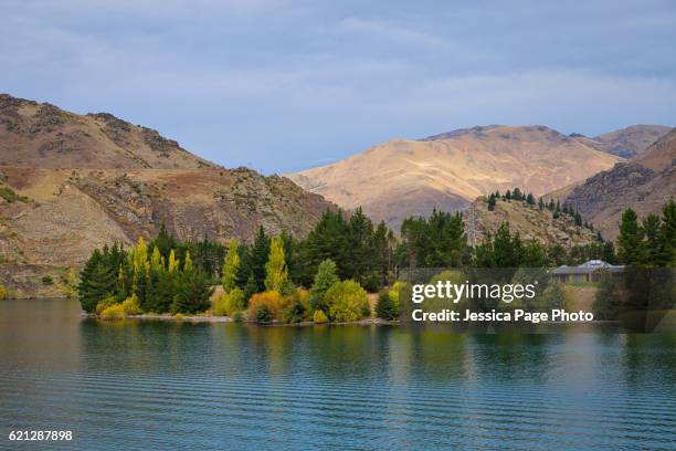 view over lake dunstan and mountains - lake dunstan stock-fotos und bilder