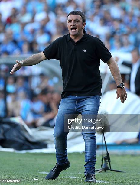 Diego Osella,coach of Newell's Old Boys, gives directions to his players during a match between Racing Club and Newell's Old Boys as part of Torneo...