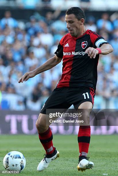 Maximiliano Rodriguez, of Newell's Old Boys, plays the ball during a match between Racing Club and Newell's Old Boys as part of Torneo Primera...