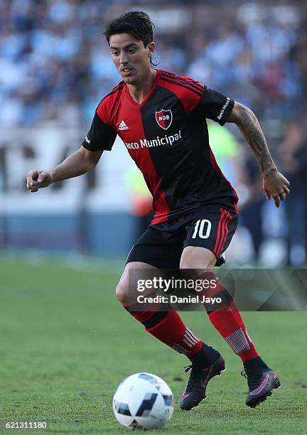 Mauro Formica of Newell's Old Boys plays the ball during a match between Racing Club and Newell's Old Boys as part of Torneo Primera Division 2016/17...