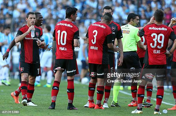 Players, of Newell's Old Boys, cool themselves during a match between Racing Club and Newell's Old Boys as part of Torneo Primera Division 2016/17 at...