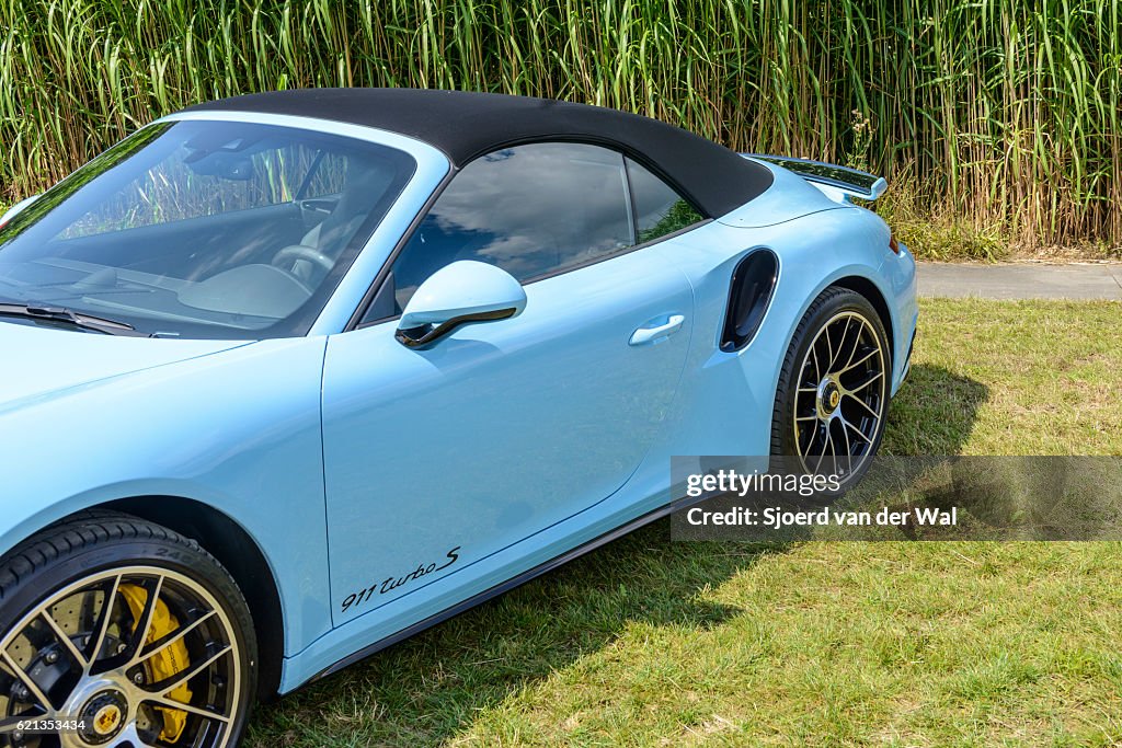 Porsche 911 Turbo S deportivo descapotable
