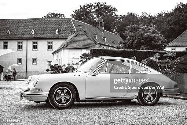 porsche 911 vintage classic sports car - porsche 911 imagens e fotografias de stock