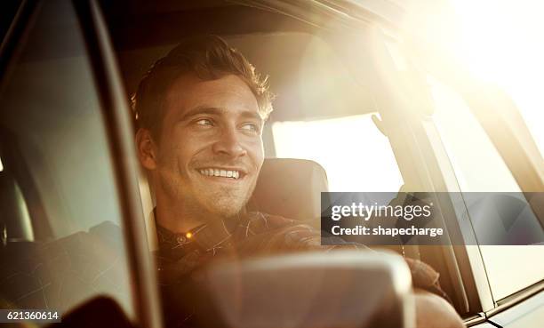 no hay nada como un viaje al anochecer - auto nuevo fotografías e imágenes de stock