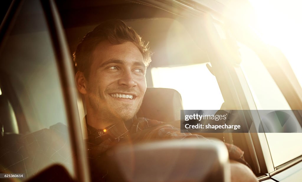 Il n'y un rien de comparable une en voiture au coucher de soleil