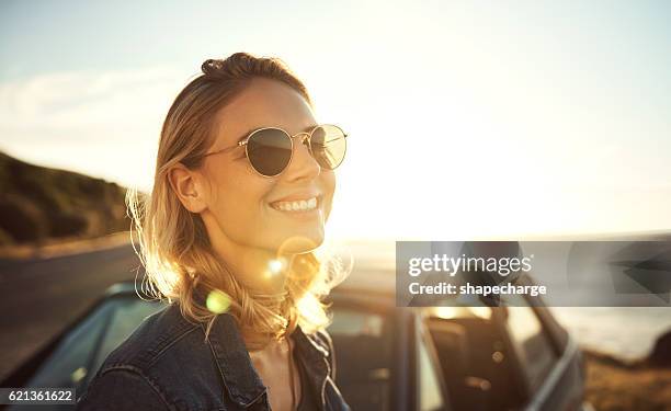 sunshine and smiles - modern traveling stockfoto's en -beelden