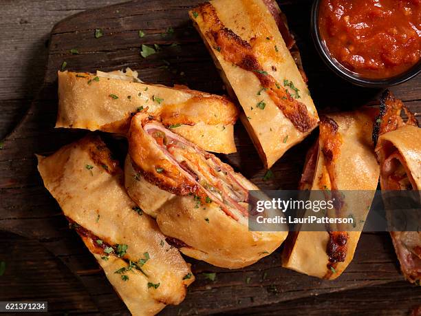 stromboli mit pepperoni, salami, pilzen und paprika - savory stock-fotos und bilder
