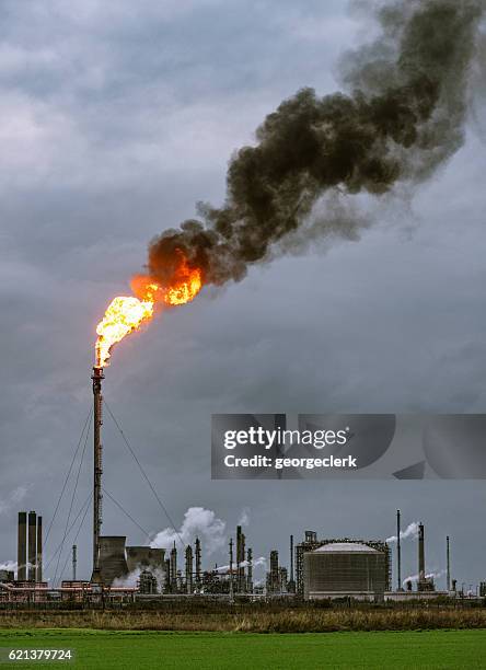 大きな石油化学のフレアと煙 - 燃焼煙突 ストックフォトと画像