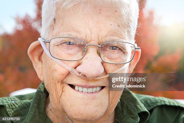 smiling handsome senior man close up - zuurstofapparaat stockfoto's en -beelden