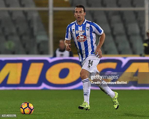 Hugo Campagnaro of Pescara Calcio in action during the Serie A match between Pescara Calcio and Atalanta BC at Adriatico Stadium on October 26, 2016...